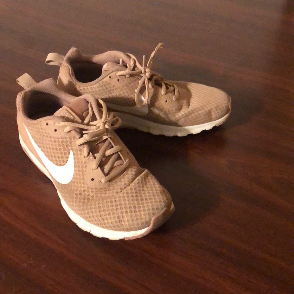 women’s pink nike running shoe